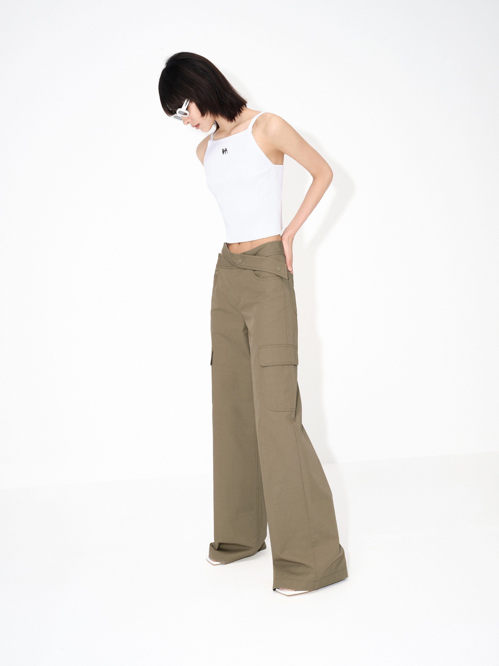  MO&Co. Women's Crossover Waistband Casual Cargo Pants for Summer in Olive