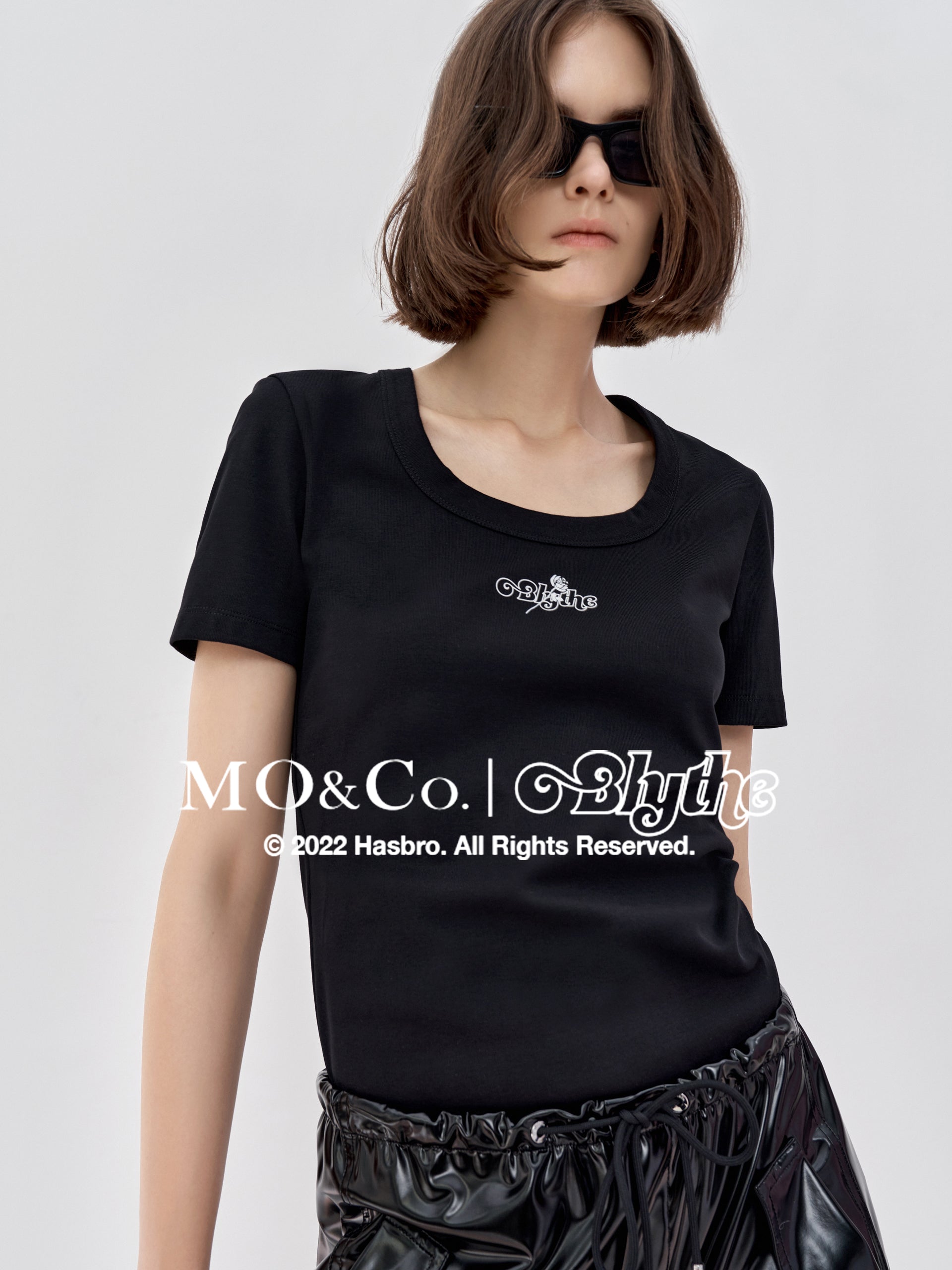 MO&Co.｜Blythe Collaboration Rose Print Crew Neck T-Shirt Fitted Casual Round Neck  Black Tshirts
