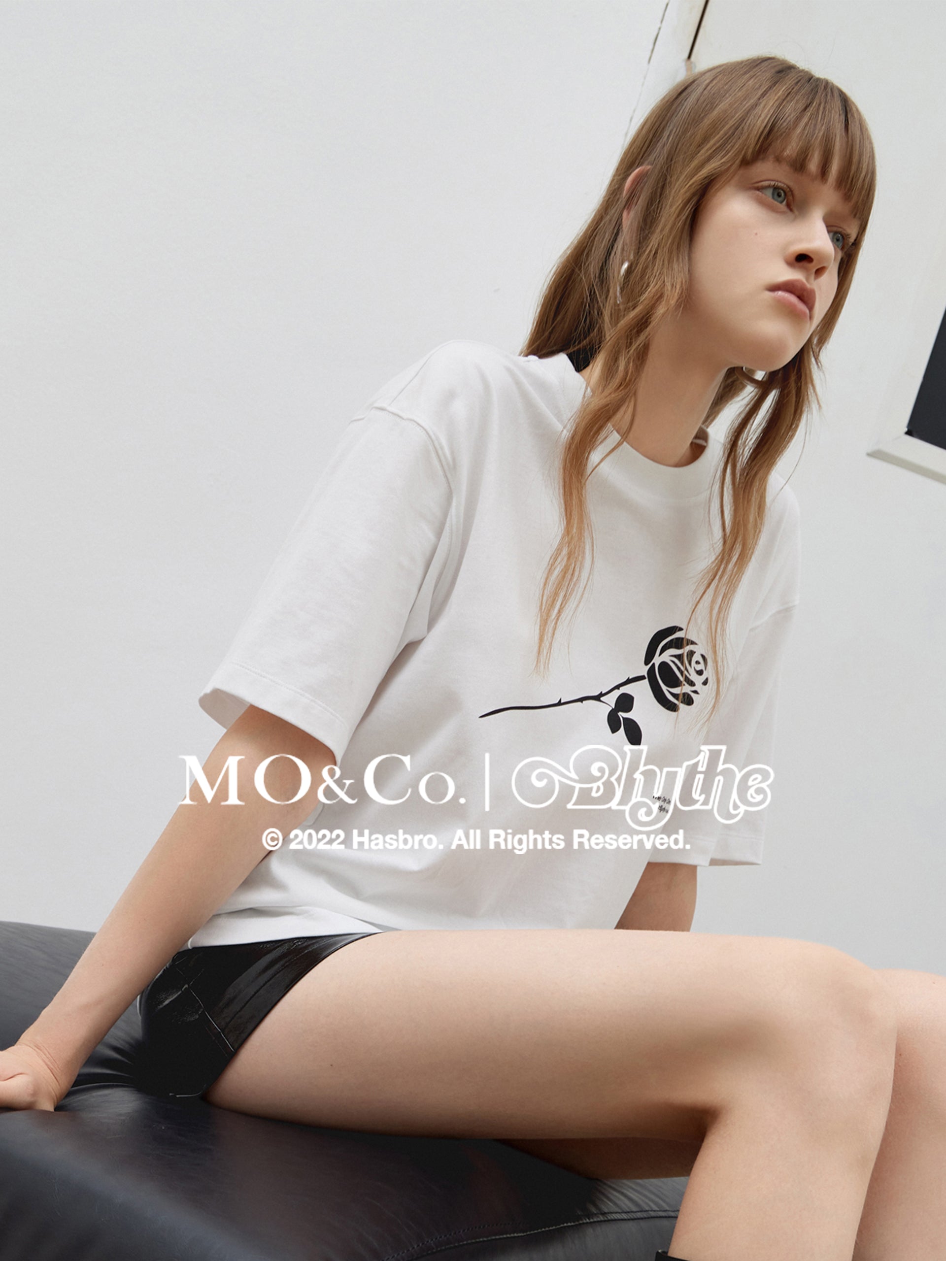 MO&Co.｜Blythe Collaboration Rose Print Cotton T-Shirt Loose Chic Round Neck  Black Tshirts