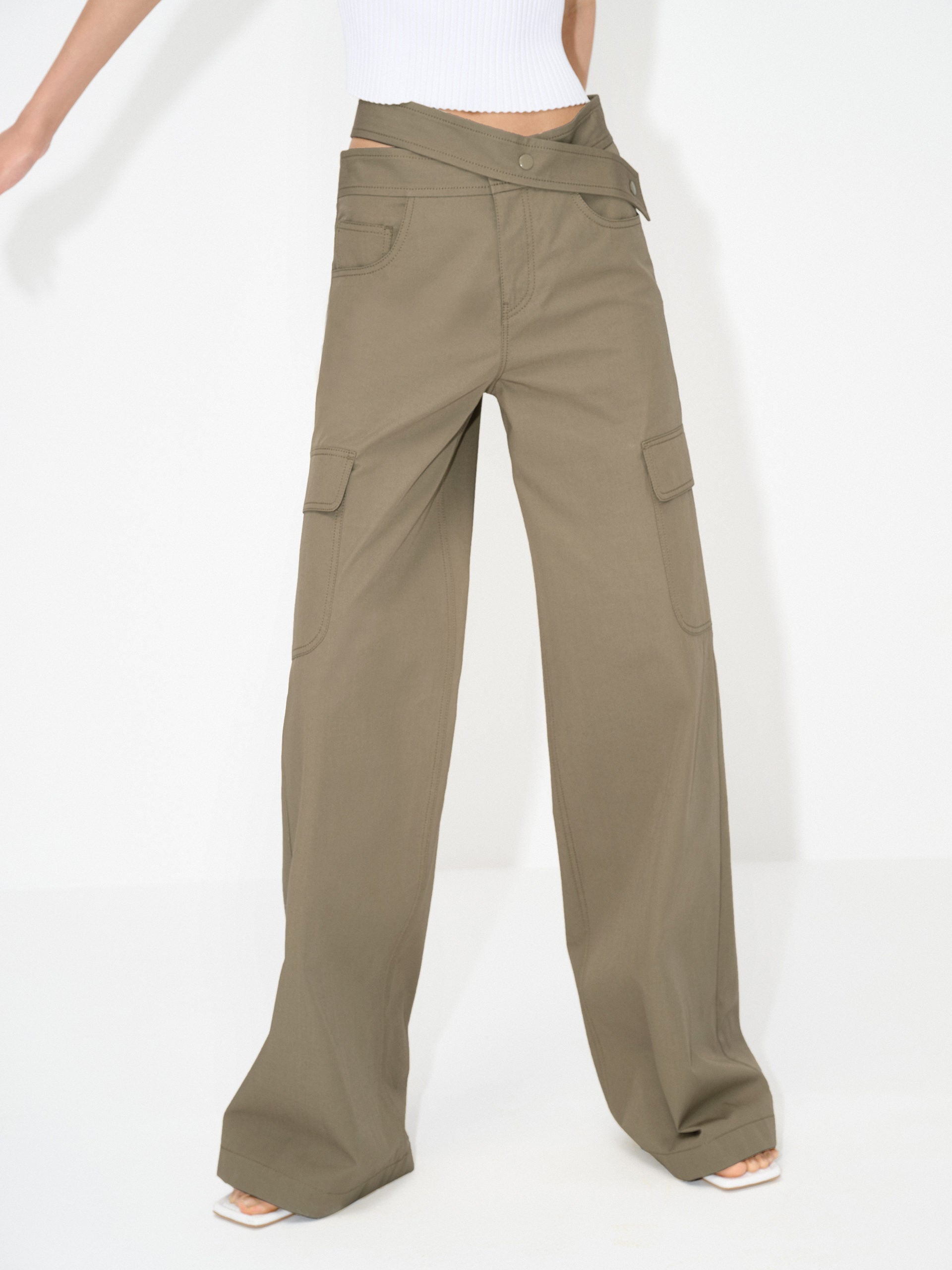  MO&Co. Women's Crossover Waistband Casual Cargo Pants for Summer in Olive